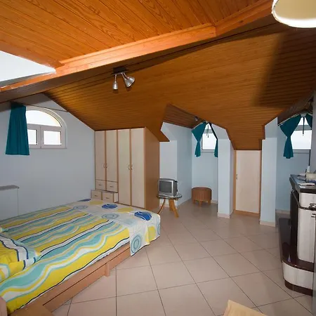 Гостевой дом Seaside Yellow House Ахарави